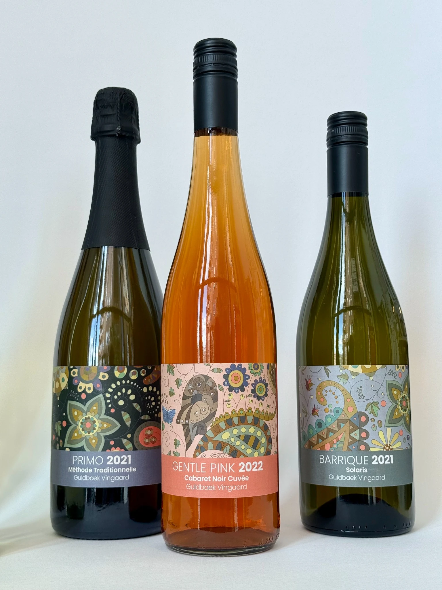 Tre flasker fra Guldbæk Vingaard med etiketterne Primo, Gentle Pink og Barrique